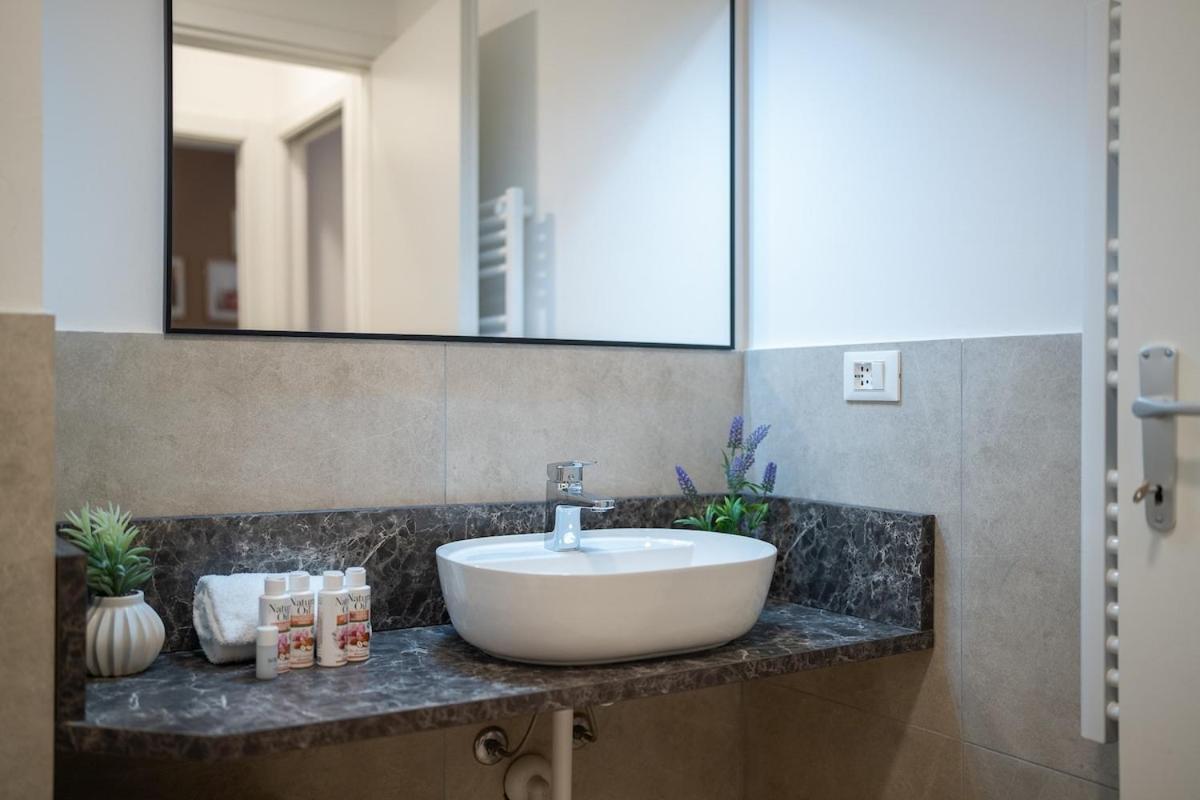 Apartament Authentic Private Flat 2 Min From Navigli Mediolan Zewnętrze zdjęcie